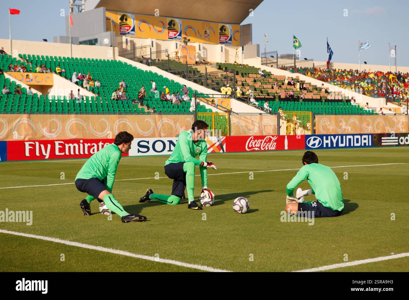 Die Torhüter des brasilianischen Teams wärmen sich vor dem Achtelfinale der FIFA U-20-Weltmeisterschaft gegen Uruguay am 7. Oktober 2009 im Port Said-Stadion in Port Said auf. Nur redaktionelle Verwendung. Kein Pushing auf die Nutzung mobiler Geräte. Kommerzielle Nutzung verboten. (Foto: Jonathan Paul Larsen / Diadem Images) Stockfoto