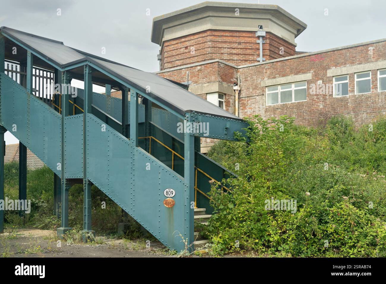Fußgängerbrücke aus Stahl über Eisenbahngleise Stockfoto