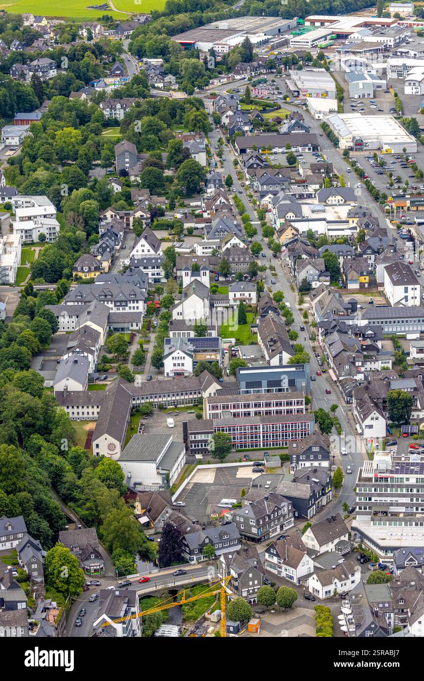 Luftaufnahme, Johannes-Althusius-Gymnasium, Amtsgericht und Polizeistation, St. Marienkirche, Poststraße Bundesstraße B480, Bad Berleburg, Wittgens Stockfoto