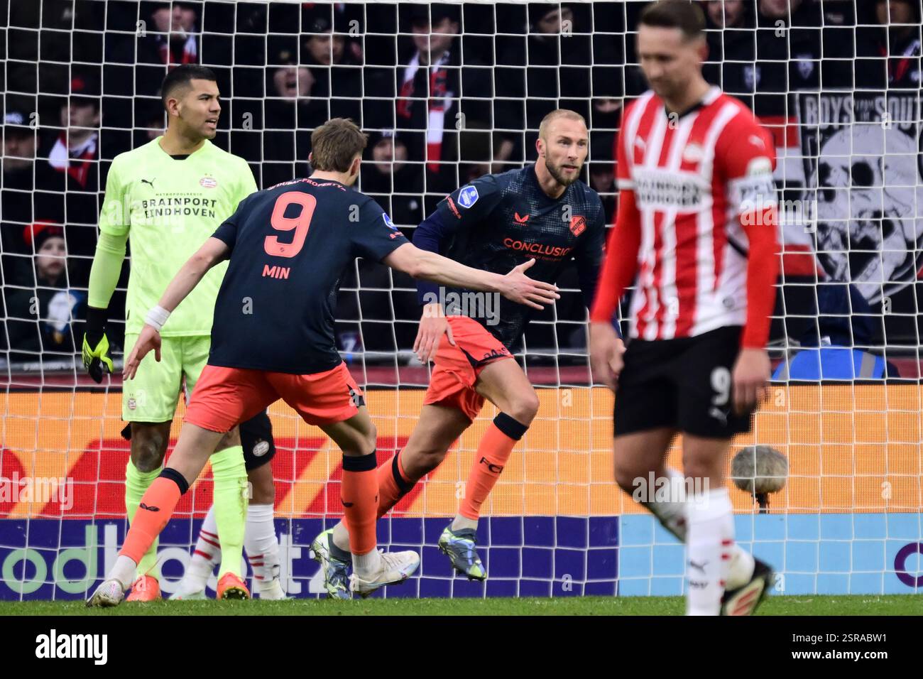 EINDHOVEN - Mike van der Hoorn vom FC Utrecht feiert 1-1 während des niederländischen Eredivisie-Spiels zwischen PSV Eindhoven und FC Utrecht im Phillips Stadium am 15. Februar 2025 in Eindhoven, Niederlande. ANP OLAF RISS Stockfoto