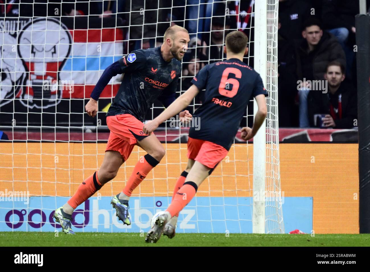 EINDHOVEN - Mike van der Hoorn vom FC Utrecht feiert 1-1 während des niederländischen Eredivisie-Spiels zwischen PSV Eindhoven und FC Utrecht im Phillips Stadium am 15. Februar 2025 in Eindhoven, Niederlande. ANP OLAF RISS Stockfoto