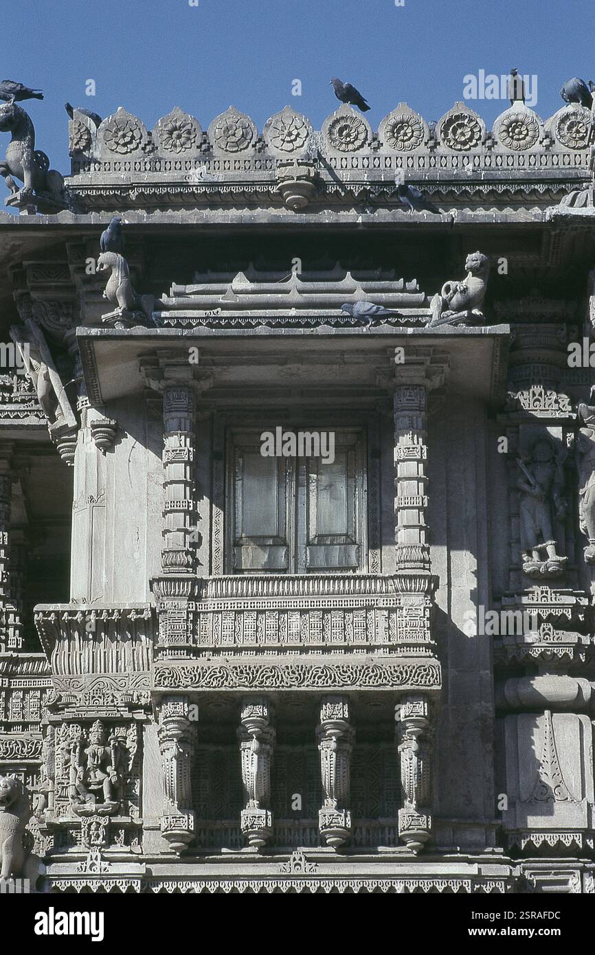 Reich geschnitzten Balkon von Hathisinh Tempel, Ahmedabad, Gujarat, Indien, Asien Stockfoto