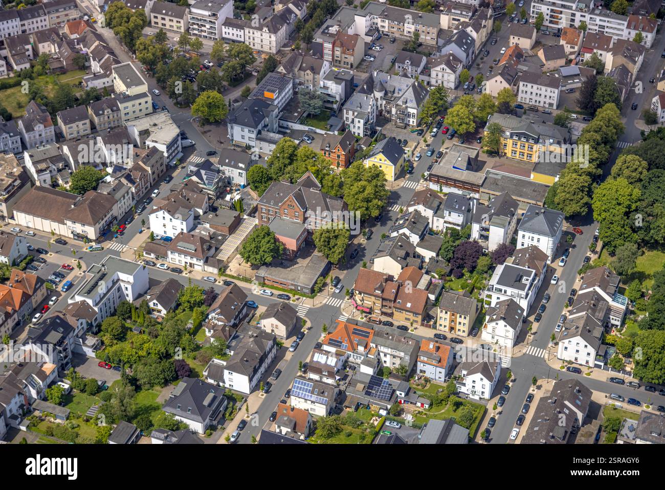 Luftaufnahme, gelbes Gebäude rechts Grimmeschule Schwester-Aicharda-Straße, Schul- und Wohngebiet Schulstraße, Wohngebiet Neheim, A Stockfoto