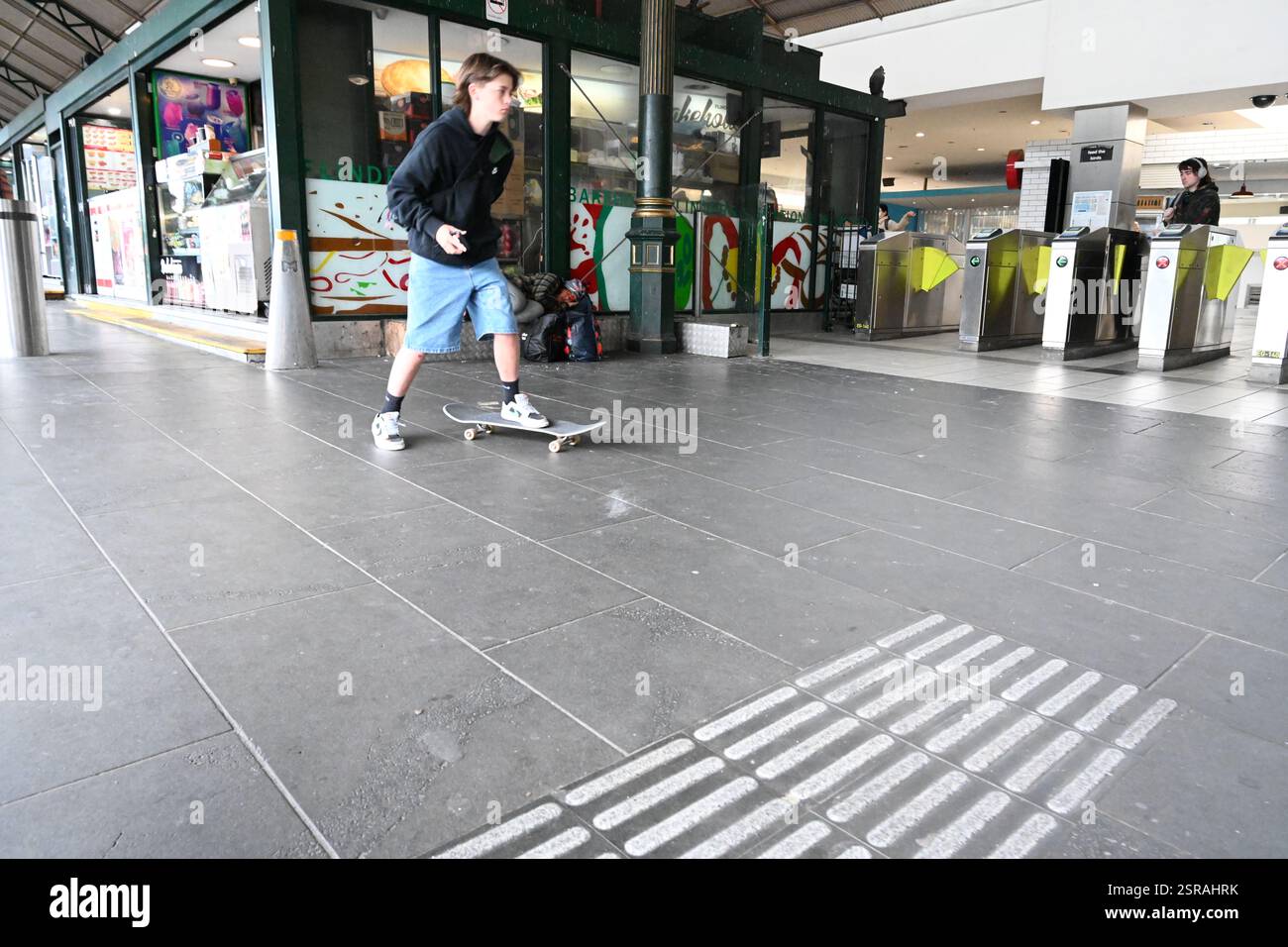 Skateboarder no St Kilda Road Melbourne CBD City Streets, Freizeitsport und Transport Stockfoto