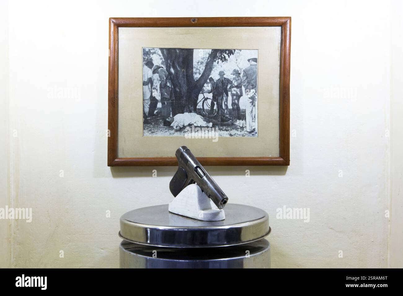 Foto nach der Tötung und Sophie und seine Pistole, Uttar Pradesh, Indien, Asien Stockfoto