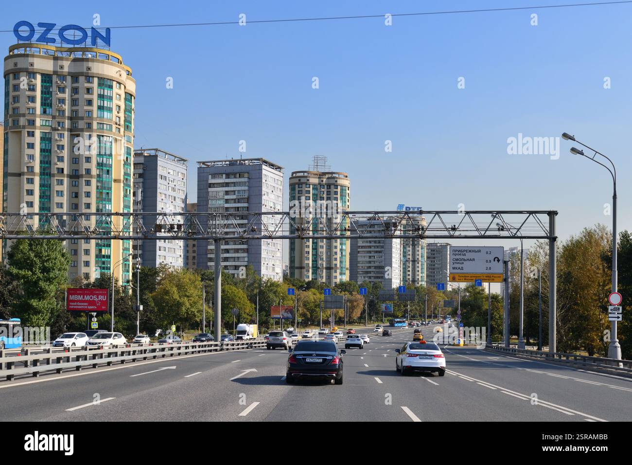 Moskau, Russland - 3. August 2024. Allgemeine Sicht auf Leningradskoe Shosse im Bezirk Left Bank Stockfoto