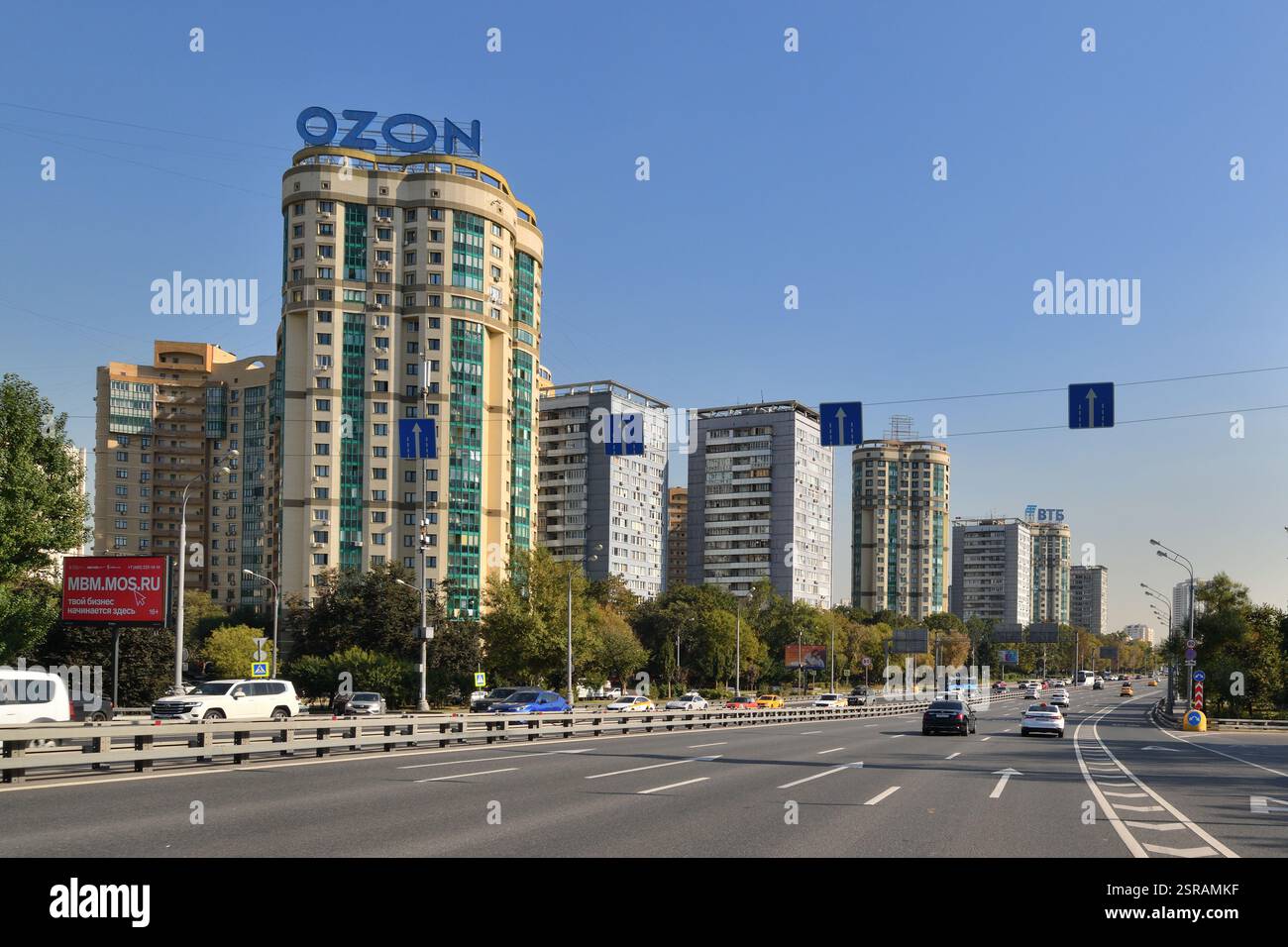 Moskau, Russland - 3. August 2024. Allgemeine Sicht auf Leningradskoe Shosse im Bezirk Left Bank Stockfoto