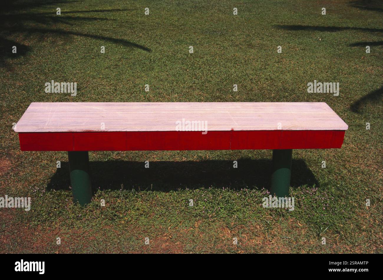 Rote Bank im Garten Stockfoto