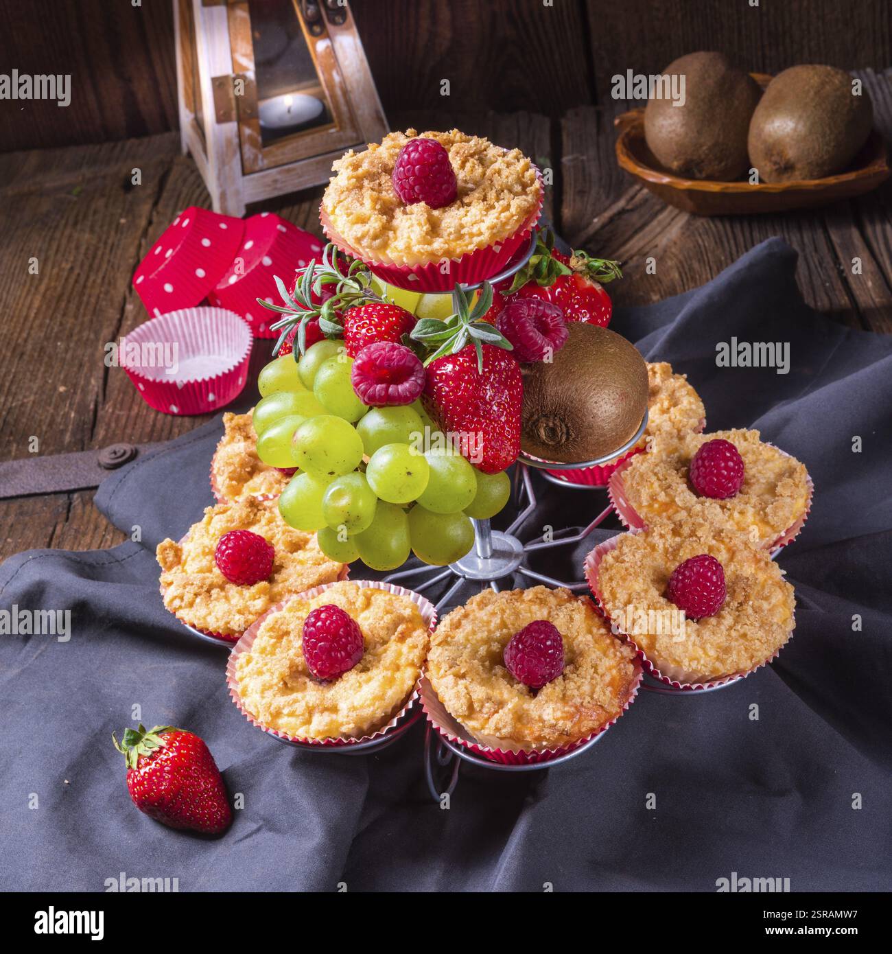 Käsekuchen-Muffins mit Himbeeren Stockfoto