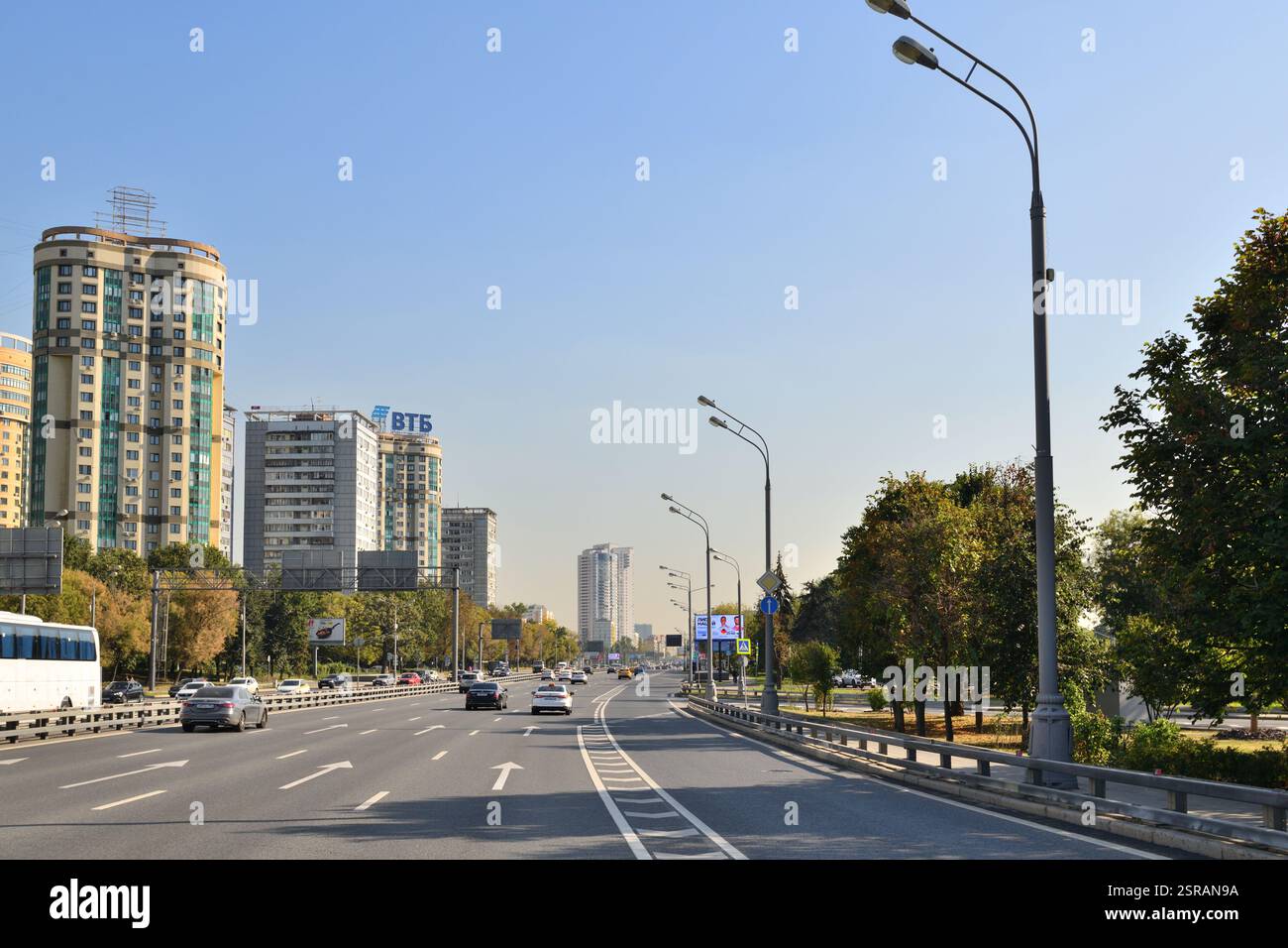 Moskau, Russland - 3. August 2024. Allgemeine Sicht auf Leningradskoe Shosse im Bezirk Left Bank Stockfoto