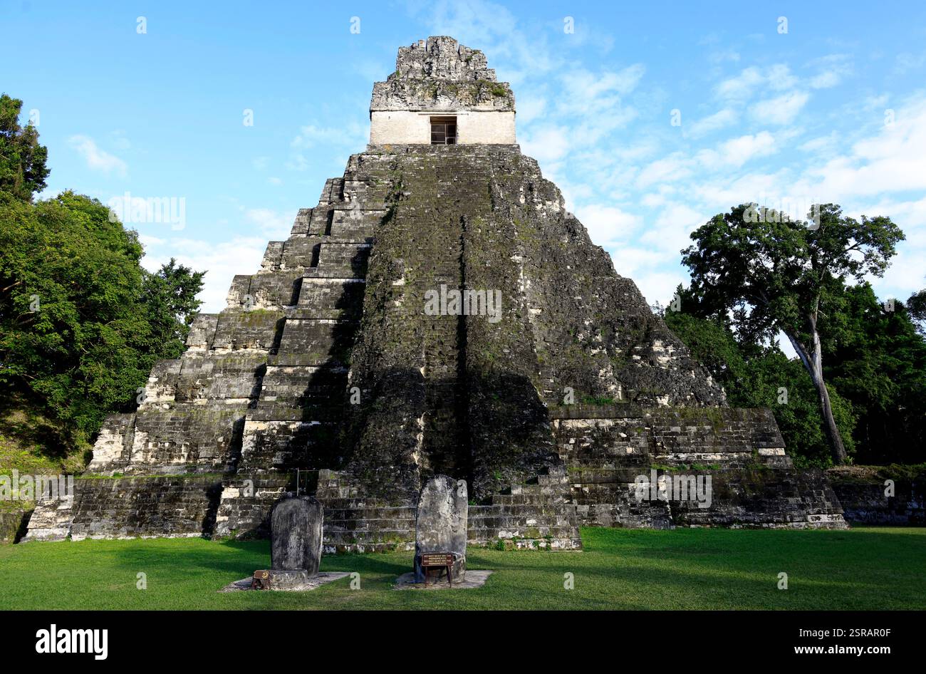 Blick auf die Denkmäler der Gran Plaza von Tikal, Guatemala Stockfoto