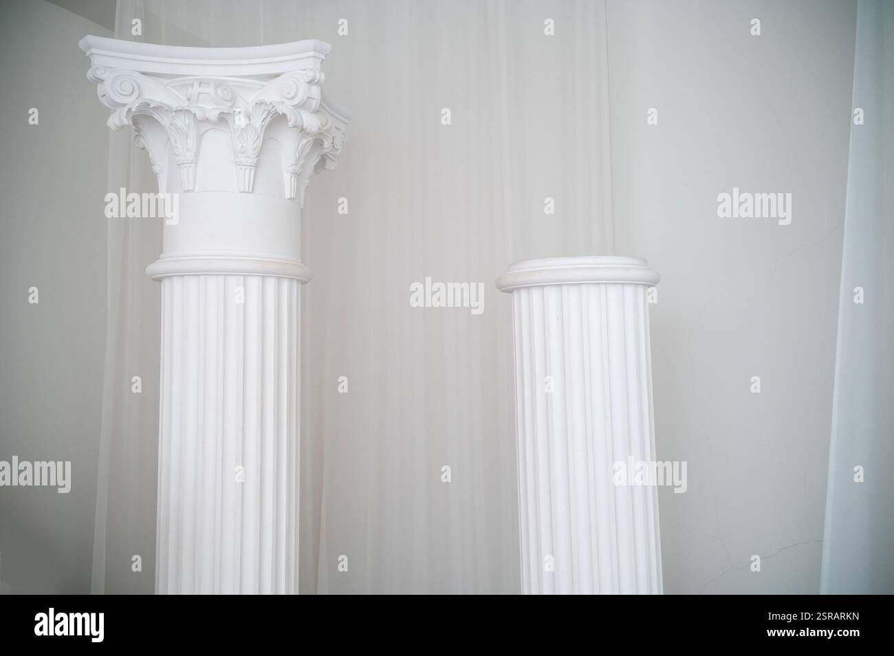 Element der antiken Säule im Innenraum Stockfoto