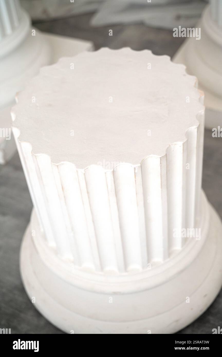 Podium antiker Putzsäulen im Innenraum Stockfoto