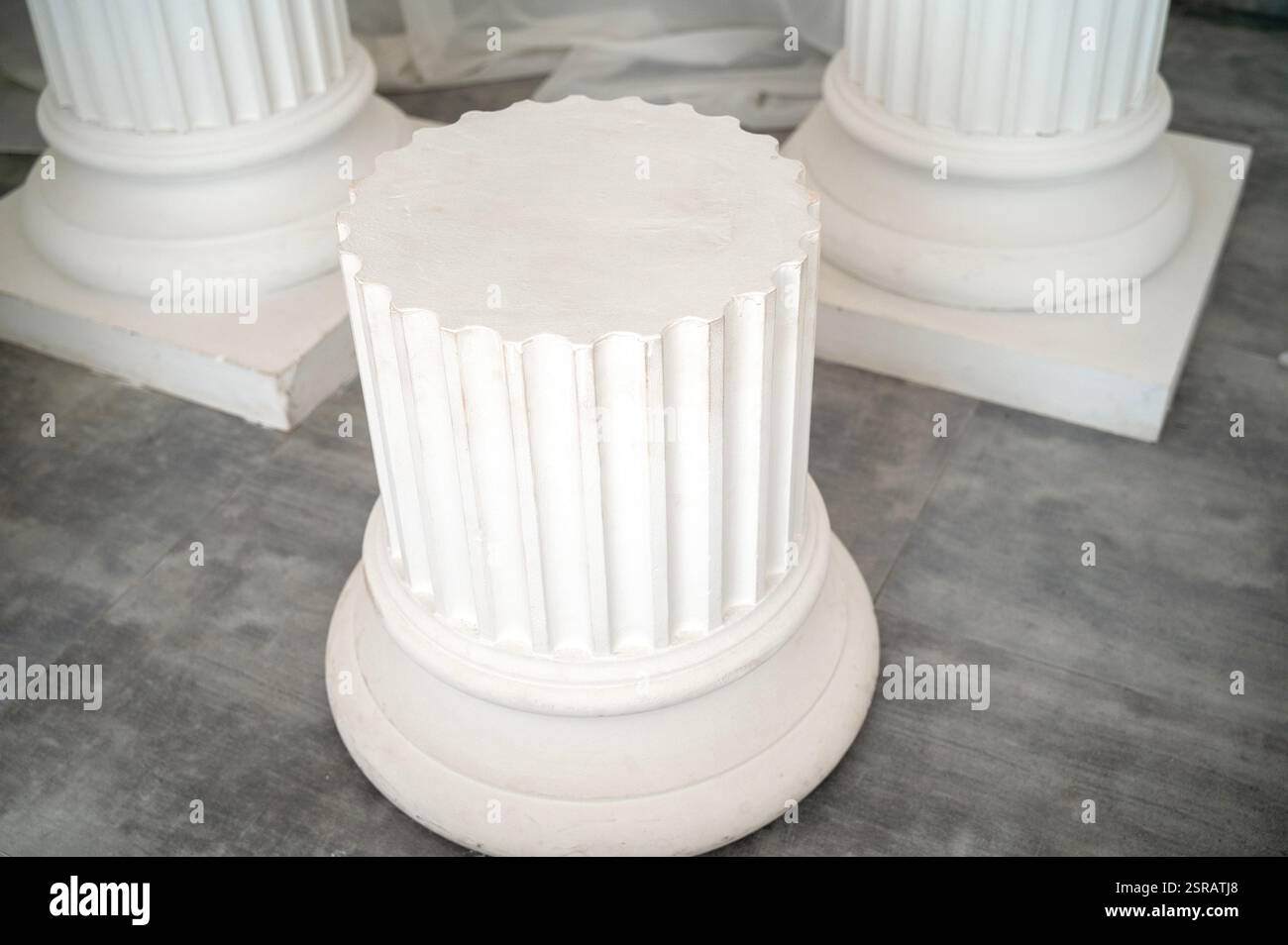 Podium antiker Putzsäulen im Innenraum Stockfoto