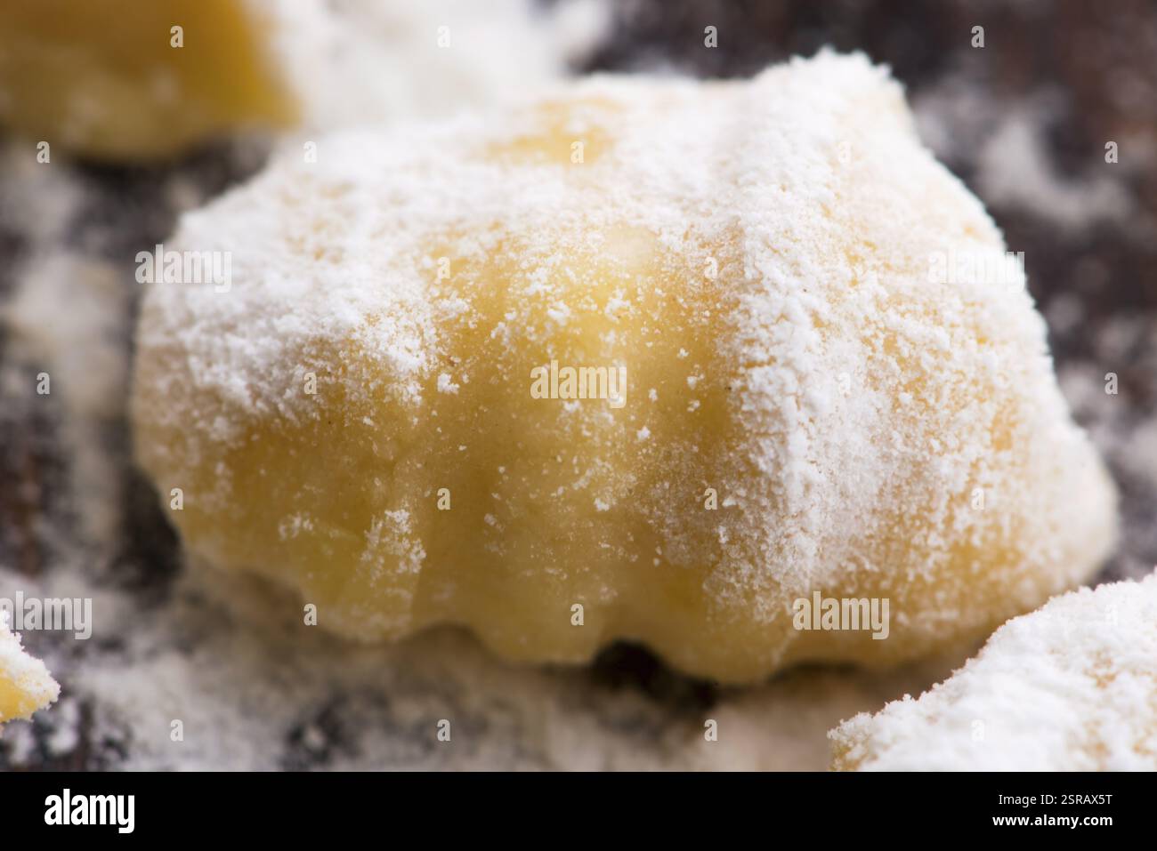 Ungekochte hausgemachte Kartoffelgnocchi mit Gabel Stockfoto