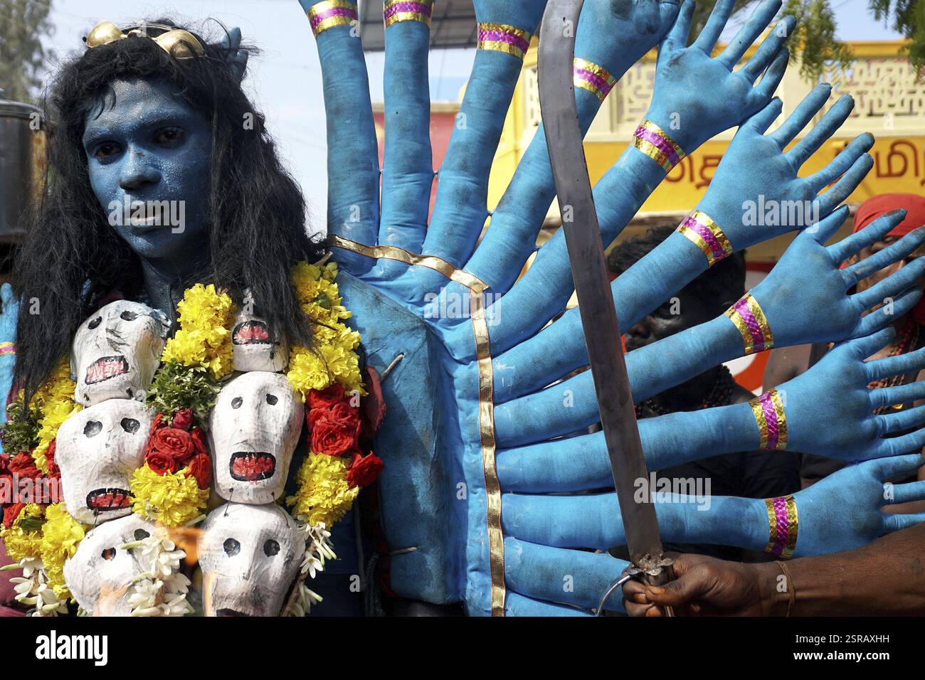 Der Mann kleidet sich als Hindu-Göttin Kali in der Nähe des Mutharamman-Tempels, Tamil Nadu, Indien, Asien Stockfoto