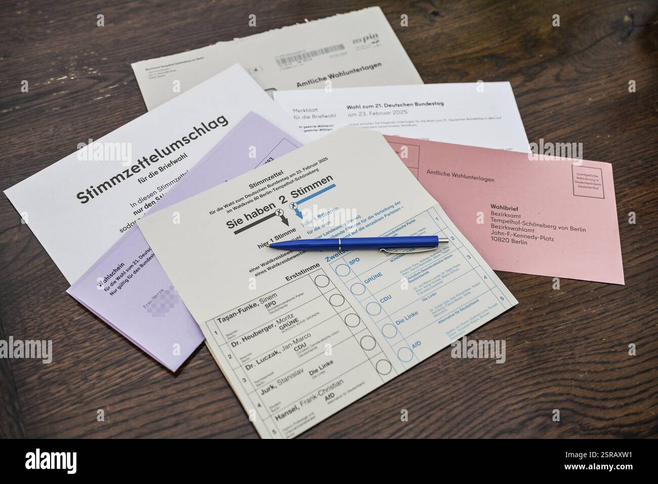 Wahlzettel, Briefwahl, Wahlunterlagen zur Bundestagswahl am 23. Februar 2023 Stockfoto