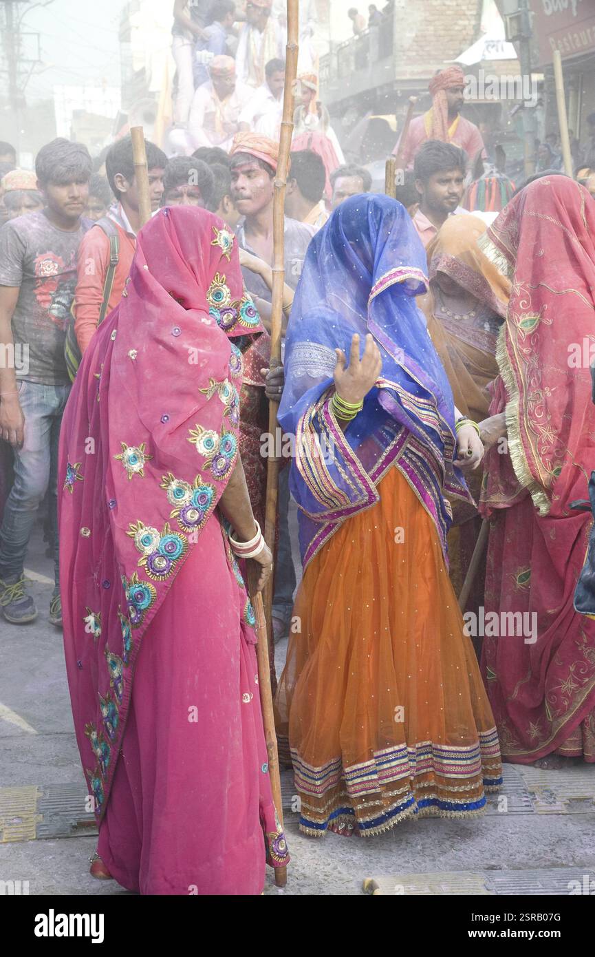 Die Menschen Sie feiern Lathmar Holi Festival, Mathura, Uttar Pradesh, Indien, Asien Stockfoto