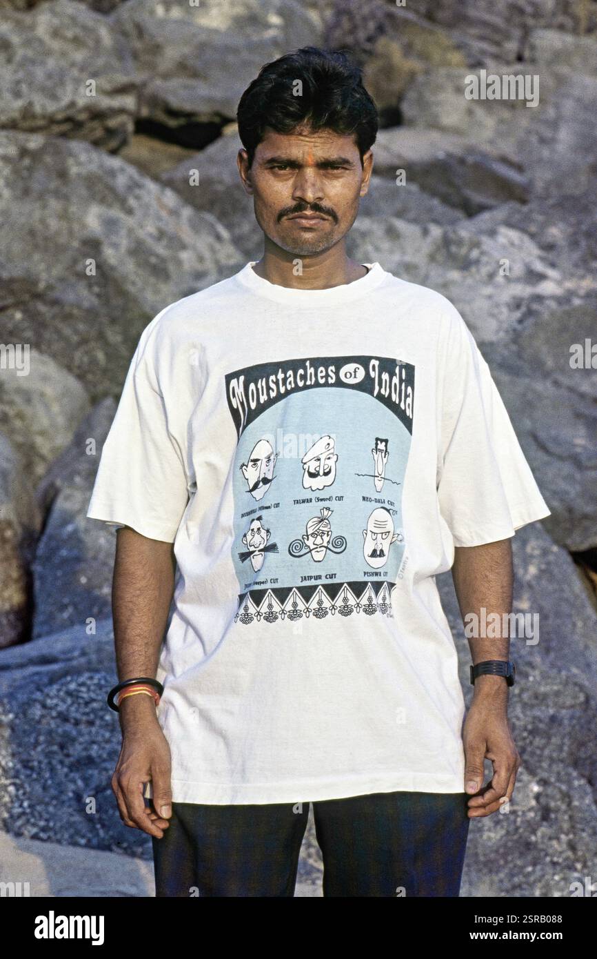 Mann mit Schnurrbart, T-Shirt, Mumbai, Maharashtra, Indien, Asien Stockfoto