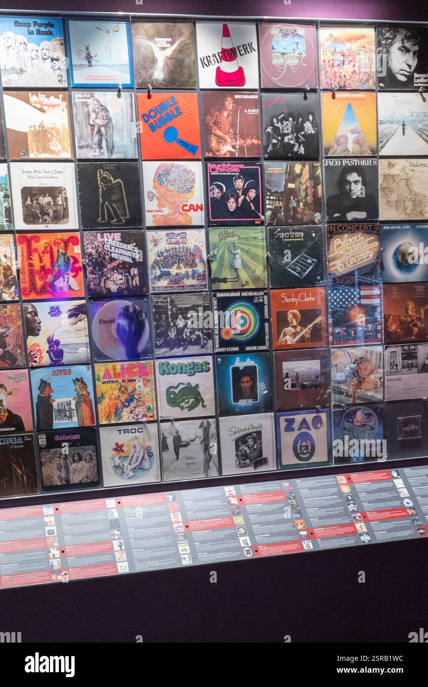 Mythische Rockmusik-LP-Hüllen von Mitte der 1960er bis Mitte der 1970er Jahre in der „Pop Experience“-Galerie im MuPop Music Museum, Montlucon, Frankreich. Stockfoto