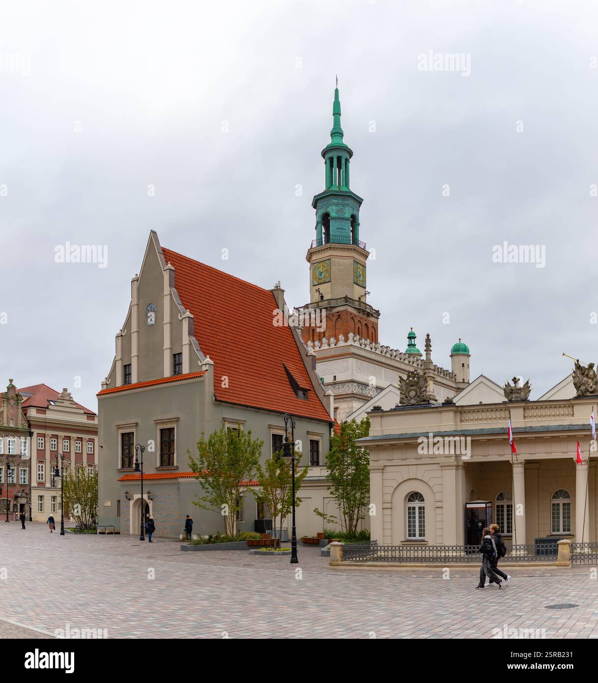 Ein Bild des alten Marktplatzes von Posen an einem bewölkten Tag mit dem Rathaus und dem Wiegehaus. Stockfoto