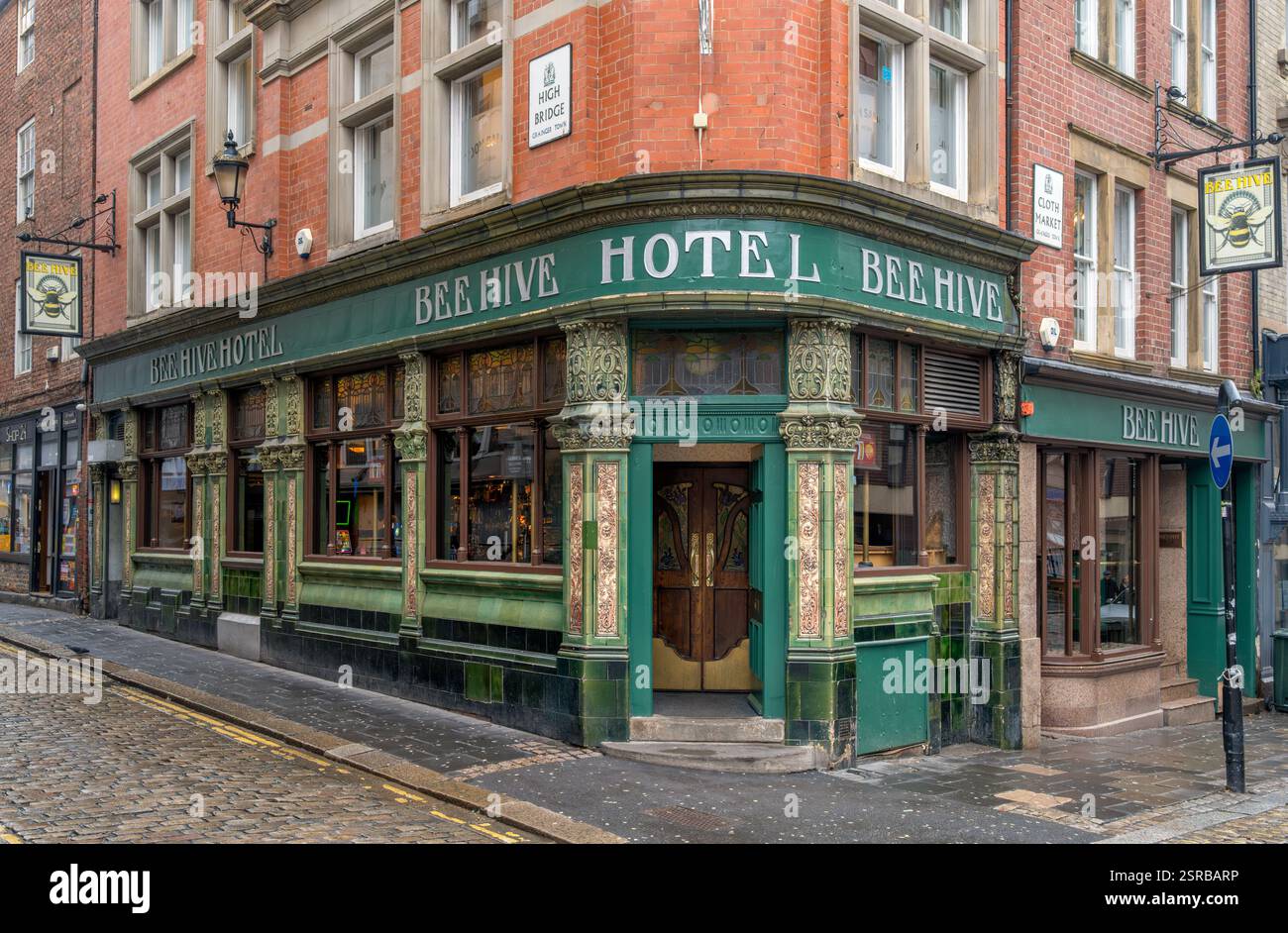 Das Bee Hive Hotel, ein traditioneller Pub im Stadtzentrum, Cloth Market, Newcastle-upon-Tyne, Tyne and Wear, England, UK Stockfoto