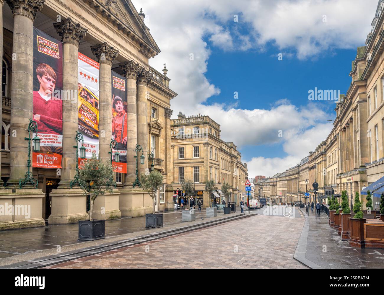 Grey Street mit dem Theatre Royal auf der linken Seite, Newcastle-upon-Tyne, Tyne and Wear, England, Großbritannien Stockfoto