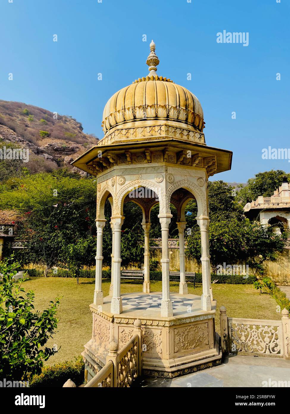 Aufwendig geschnitzte königliche Cenotaphe von Gaitore Ki Chhatriyan, Jaipur, die Rajput-Mogul-Architektur zeigen. - Smartphone-aufgenommenes Stockfoto