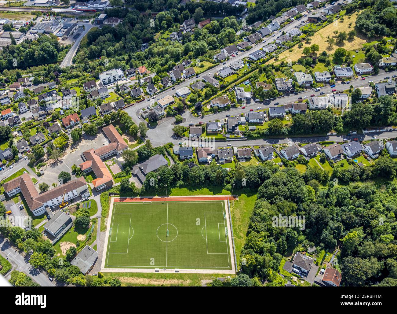 Luftaufnahme, Fußballstadion, Sportplatz Schreppenberg, Regenbogenschule und Fröbelschule, Wohngebiet Milanweg, Obereimer, Arnsberg, Sauerland, Stockfoto