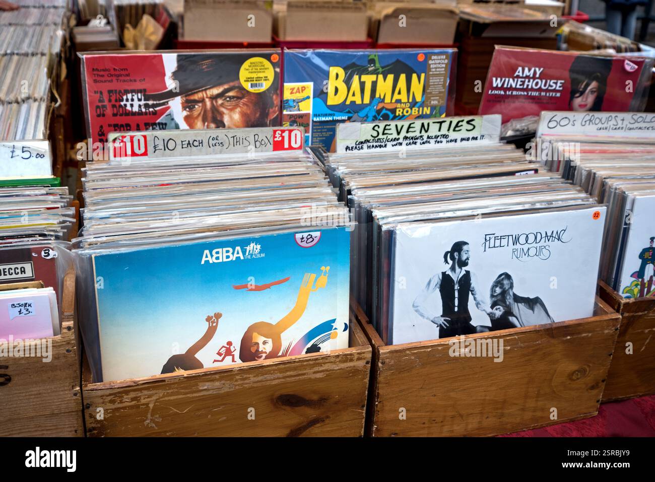 Gebrauchte Schallplatten zum Verkauf auf dem Samstagmarkt im Grassmarket in Edinburghs Altstadt. Stockfoto
