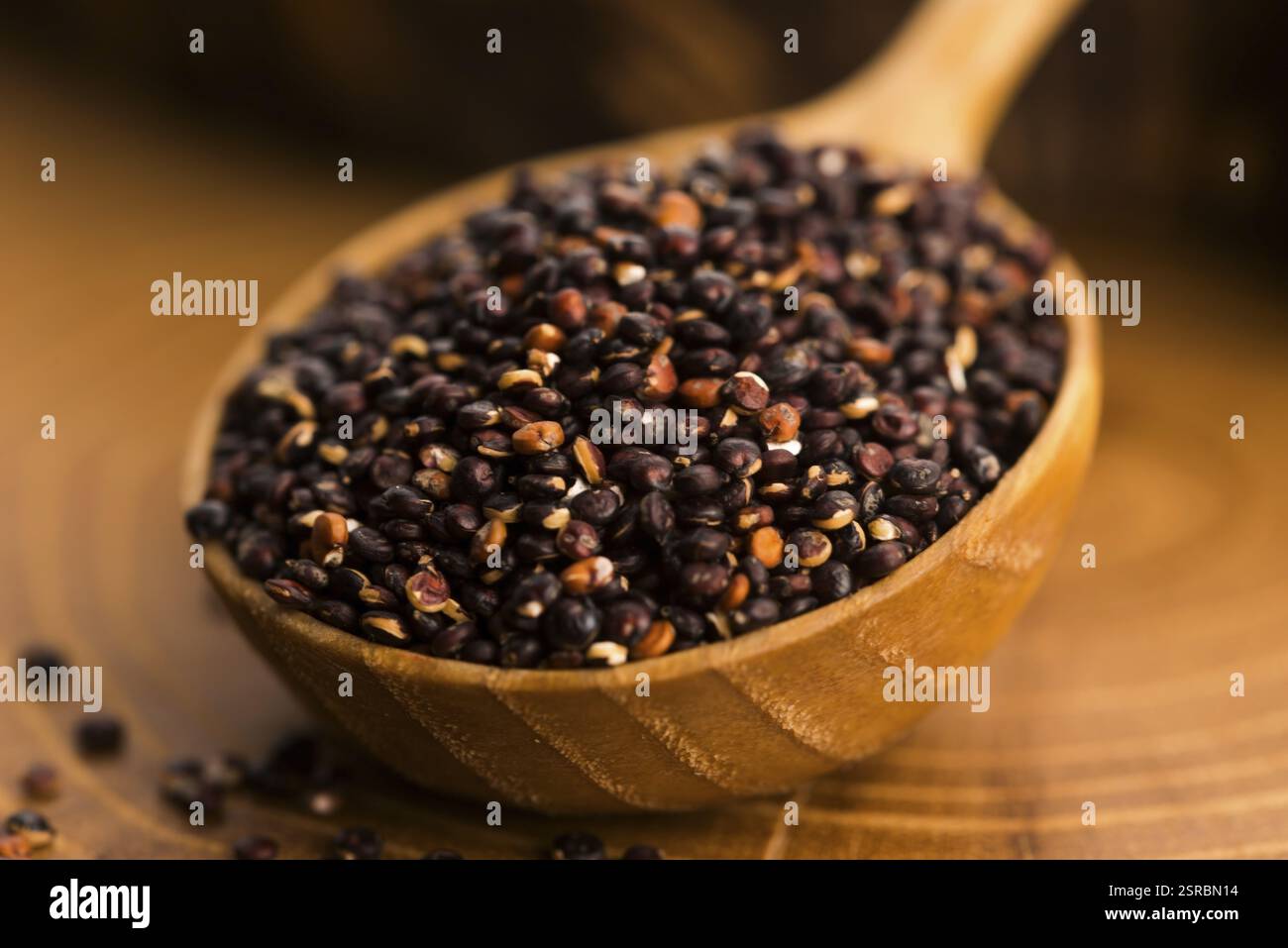 Schwarze Quinoa Samen auf einem hölzernen Hintergrund Stockfoto