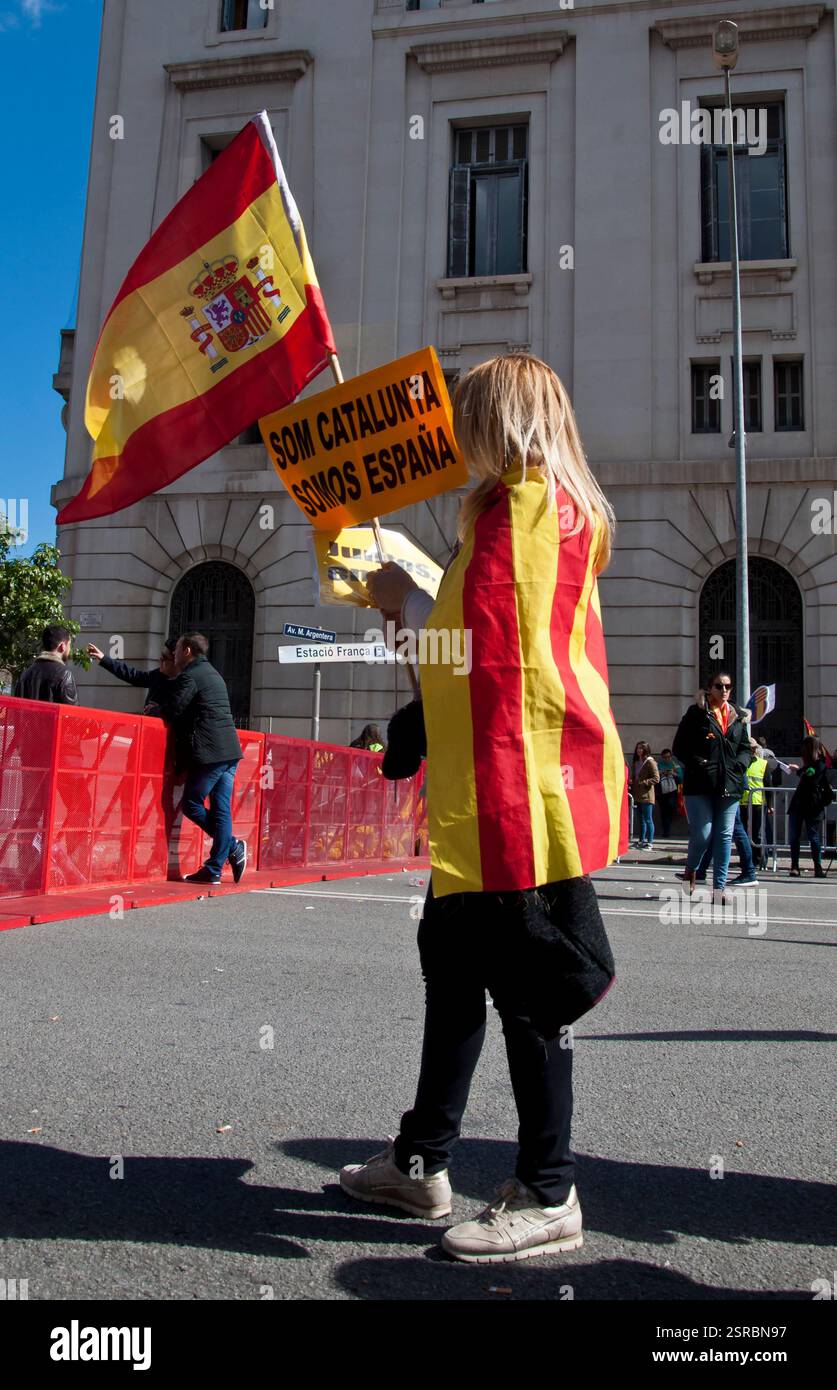 18. März 2018, Frau mit katalanischer und spanischer Flagge, nach dem Protest gegen den Separatismus der katalanischen Bewegung in Barcelona, Ciutat Vella, Spanien, Stockfoto