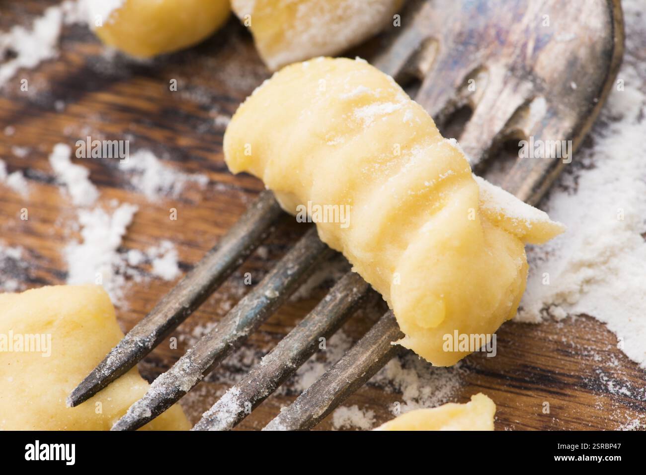 Ungekochte hausgemachte Kartoffelgnocchi mit Gabel Stockfoto