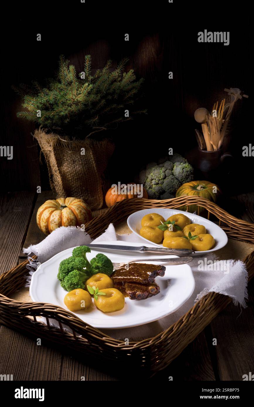 Knödel mit Kürbismus und gegrillten Rippchen Stockfoto