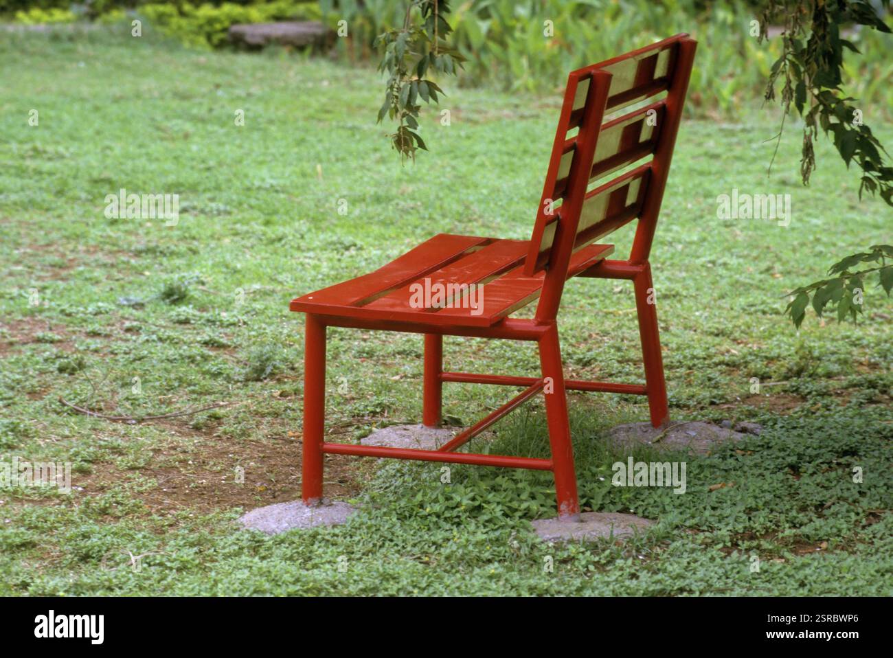 Red Bank aus Holz im Garten Stockfoto