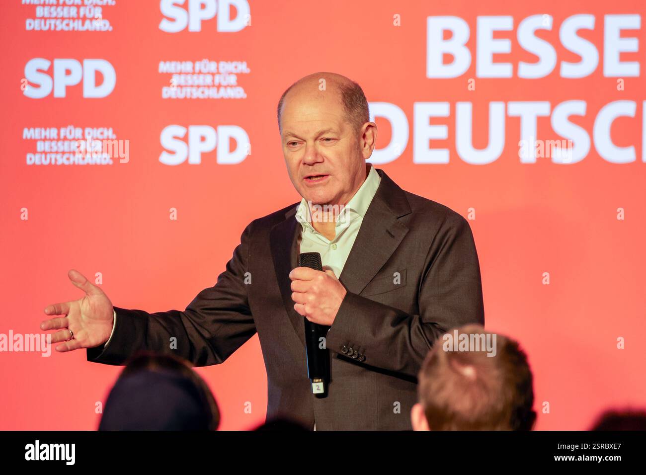 Bundestagswahlkampf 2025. Mehr für dich. Besser für Deutschland. Bundeskanzler Olaf Scholz im Gespräch in Marl. Marl, Nordrhein-Westfalen, DEU, Deutschland, 04.02.2025 *** Bundestagswahlkampf 2025 mehr für Sie besser für Deutschland Bundeskanzler Olaf Scholz im Gespräch in Marl Marl, Nordrhein-Westfalen, DEU, Deutschland, 04 02 2025 Stockfoto