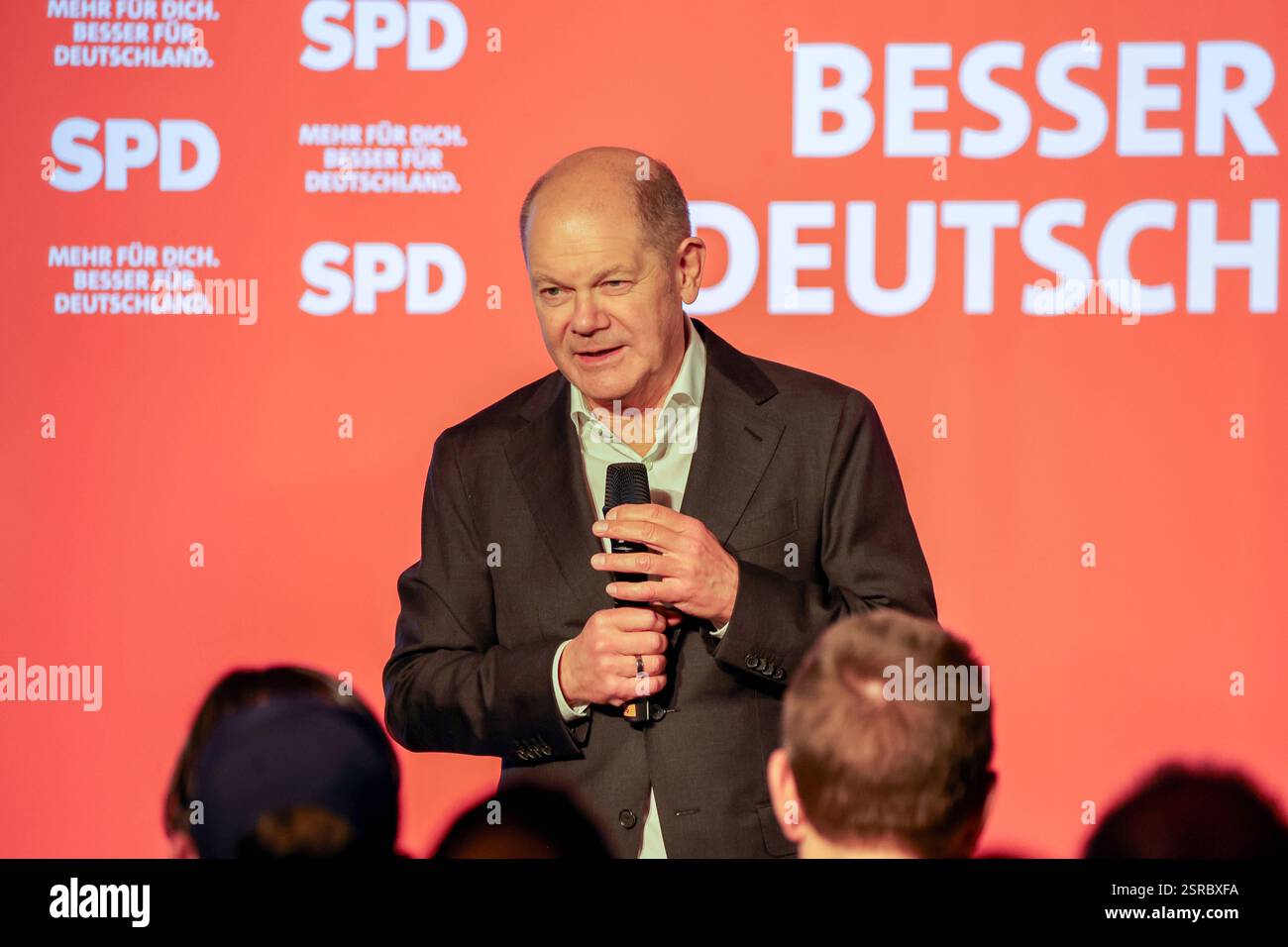 Bundestagswahlkampf 2025. Mehr für dich. Besser für Deutschland. Bundeskanzler Olaf Scholz im Gespräch in Marl. Marl, Nordrhein-Westfalen, DEU, Deutschland, 04.02.2025 *** Bundestagswahlkampf 2025 mehr für Sie besser für Deutschland Bundeskanzler Olaf Scholz im Gespräch in Marl Marl, Nordrhein-Westfalen, DEU, Deutschland, 04 02 2025 Stockfoto