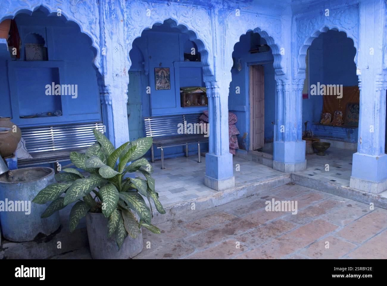 Veranda in blauer Farbe eines Tempels in der Altstadt, Jodhpur, Rajasthan, Indien, Asien Stockfoto