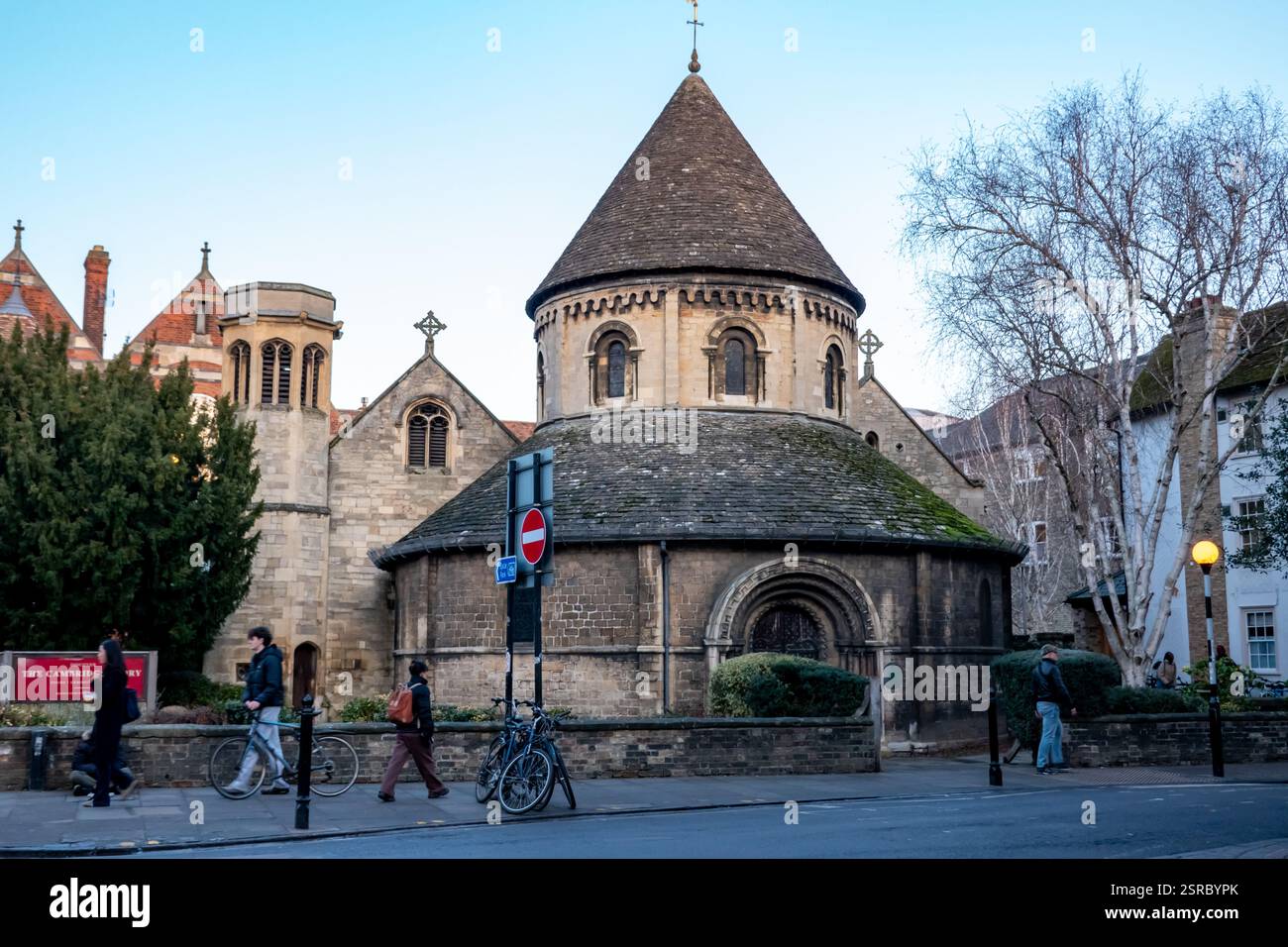 In Cambridge, England, befindet sich die Round Church, offiziell bekannt als Church of the Holy Grabesre, ein markantes Wahrzeichen normannischer Architektur Stockfoto