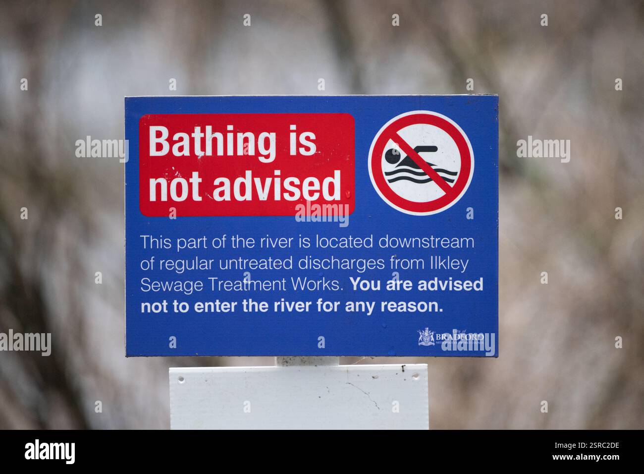Yorkshire Wasserableitung in den River Wharfe von Ilkley Klärwerk - Baden ist nicht empfohlen Schild, Ilkley, West Yorkshire, England, Vereinigtes Königreich Stockfoto