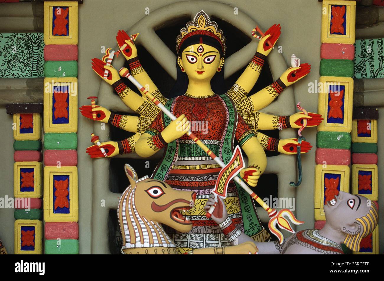 Durga Puja, Göttin Idol, auf dem Löwen tötenden Dämonenfest in Indien Stockfoto