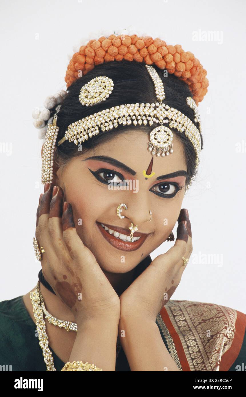 Tänzerin mit bharatnatyam zeigt Emotionen Liebe Klassischer Tanz von Indien MR#579 Stockfoto