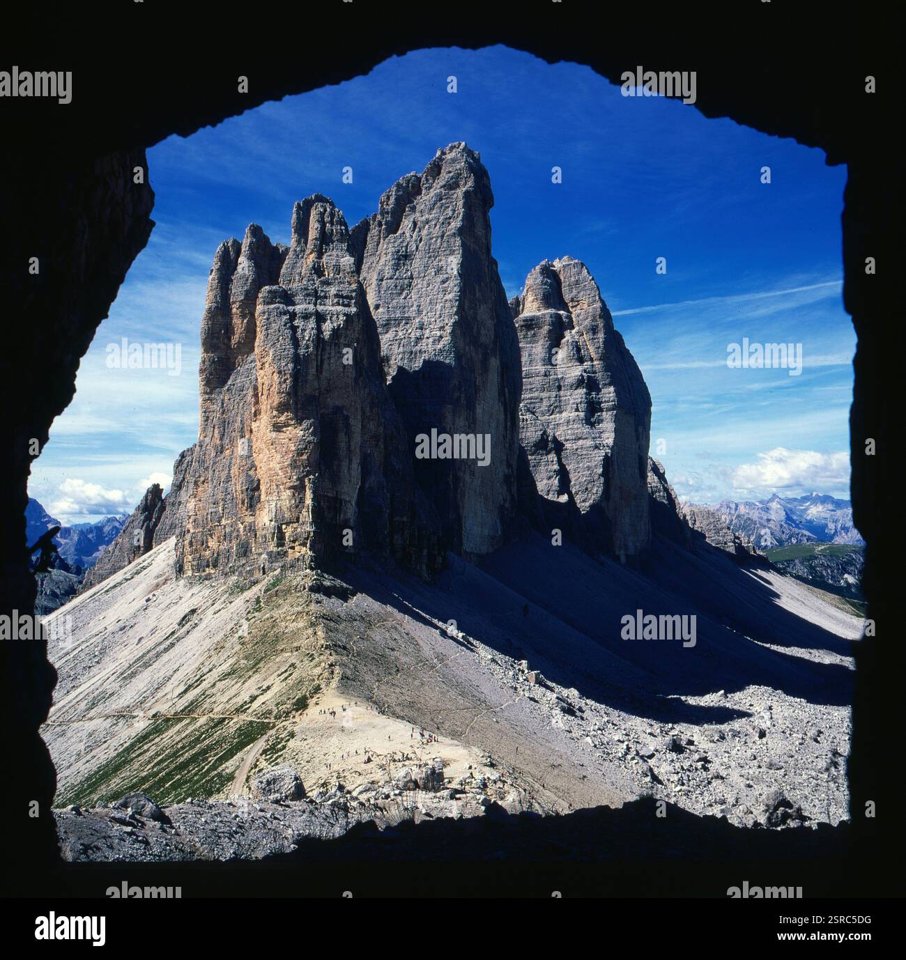Drei Zinnen, gesehen durch ein Felsenfenster in den Sextner Dolomiten an der Grenze zwischen den Provinzen Südtirol und Belluno, Italien. Drei Zinnen von Lavaredo oder drei Merlons an der Grenze der Provinzen Südtirol und Belluno, Italien. Stockfoto