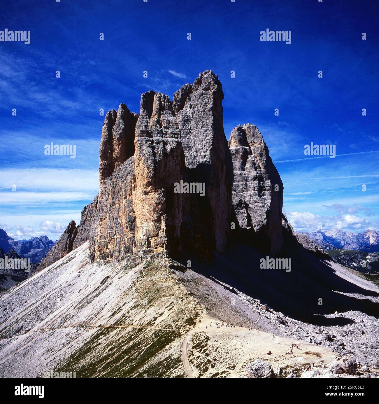 Tre Cime di Lavaredo, die drei Zinnen, in den Sextner Dolomiten an der Grenze zwischen den Provinzen Südtirol und Belluno, Italien. Drei Zinnen von Lavaredo oder drei Merlons an der Grenze der Provinzen Südtirol und Belluno, Italien. Stockfoto