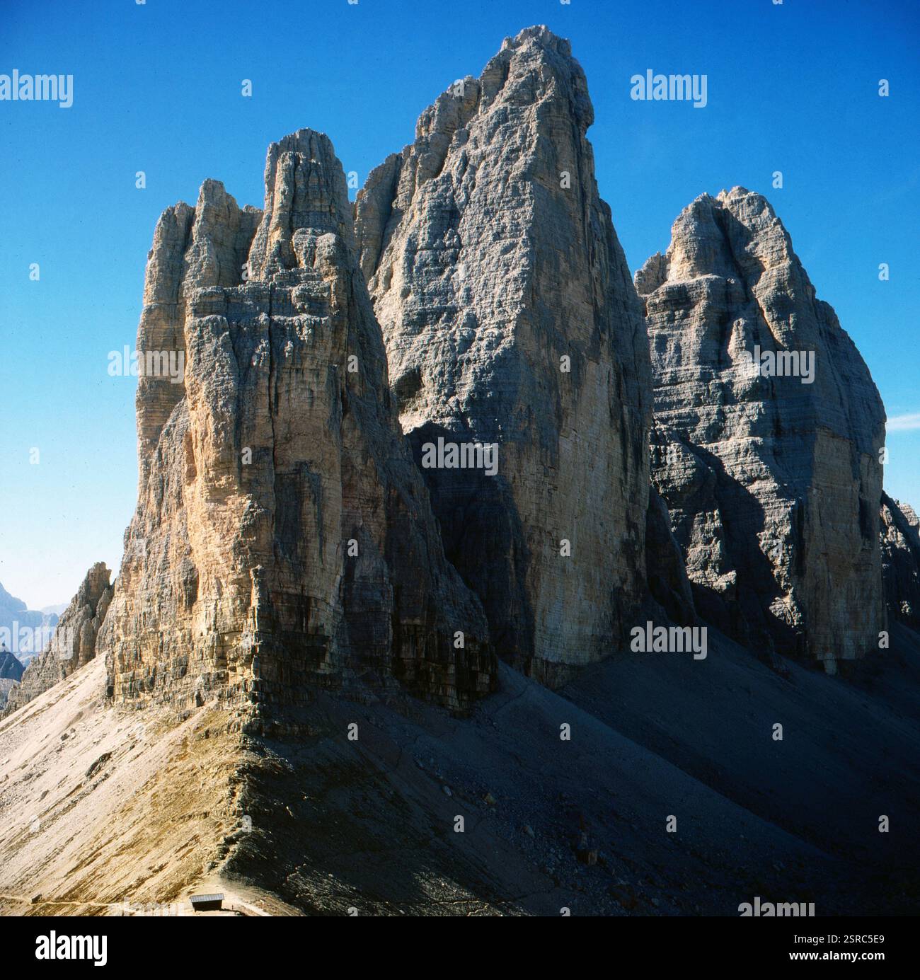Tre Cime di Lavaredo, die drei Zinnen, in den Sextner Dolomiten an der Grenze zwischen den Provinzen Südtirol und Belluno, Italien. Drei Zinnen von Lavaredo oder drei Merlons an der Grenze der Provinzen Südtirol und Belluno, Italien. Stockfoto