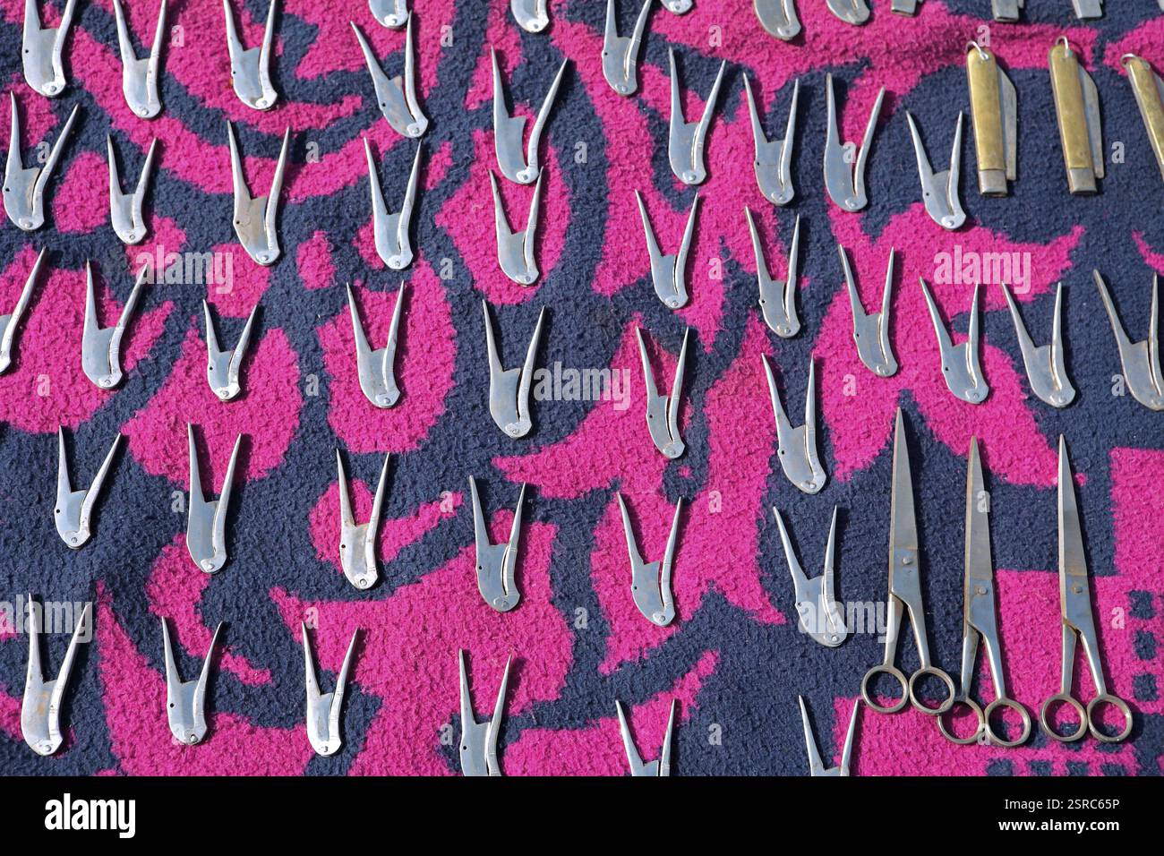 Schere Betelnuss Cracker und Messer zum Verkauf in Heimindustrie Dorf Indien Stockfoto Schere Betelnuss Cracker und Messer zum Verkauf in Heimindustrie Dorf Indien Stockfoto
