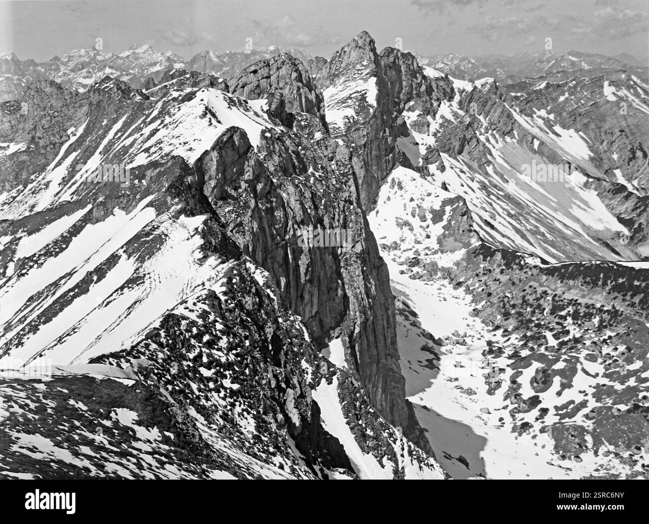 Der scharfe Felsrücken des Kaisergebirges, Blick von der Rofanspitze, Österreich 1980er Jahre. Stockfoto