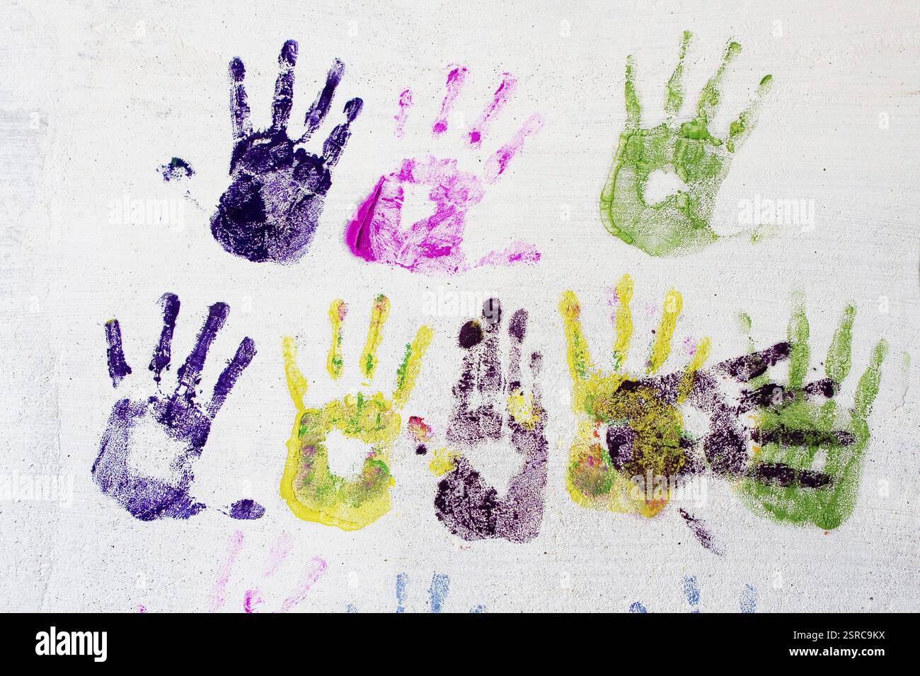 Farbenfrohe Handabdrücke an der Wand im holi Festival, Indien, Asien Stockfoto