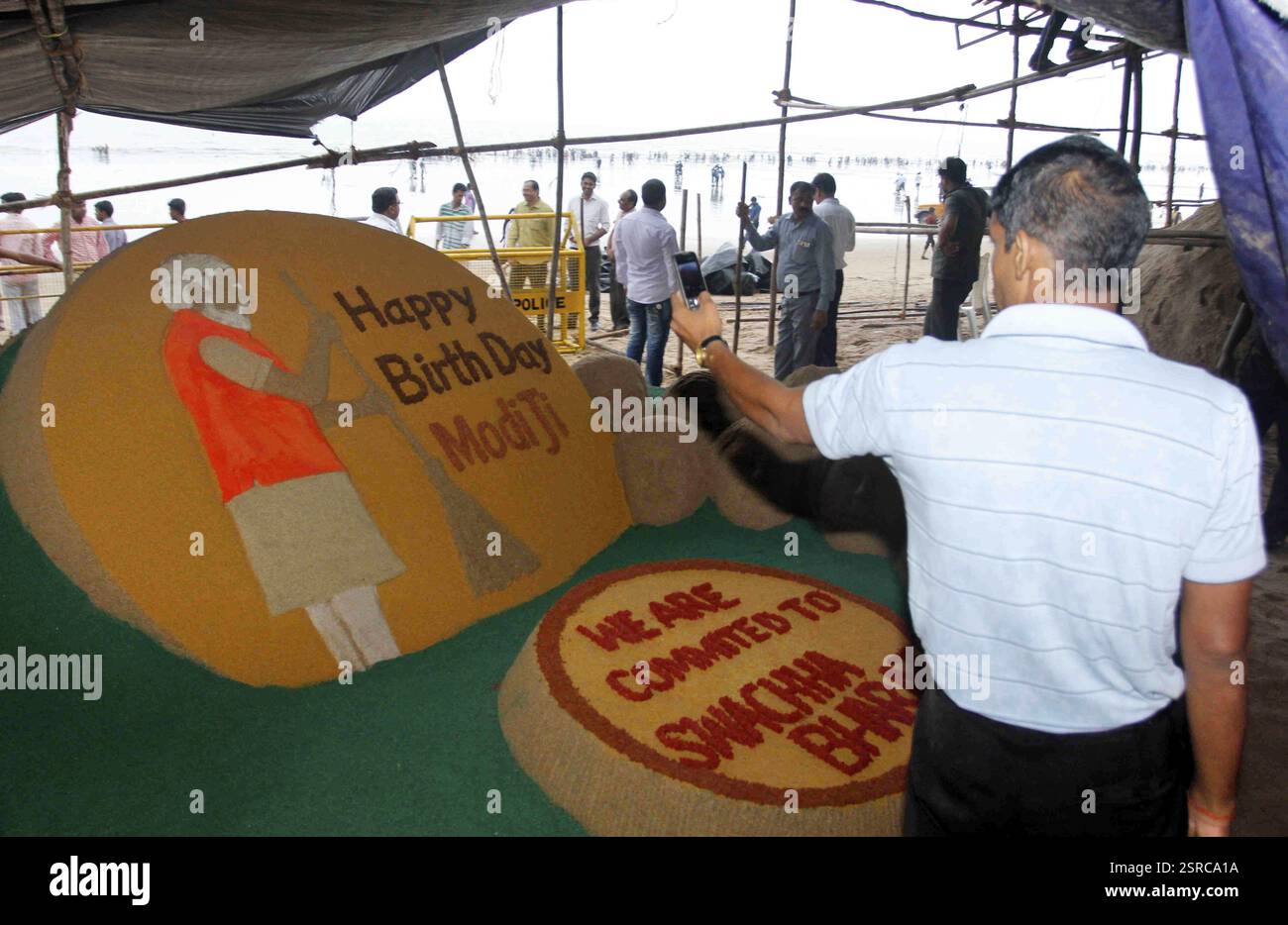Der Künstler Sudarsan Pattnaik wünscht dem indischen Premierminister Narendra Modi Geburtstag in Mumbai Stockfoto