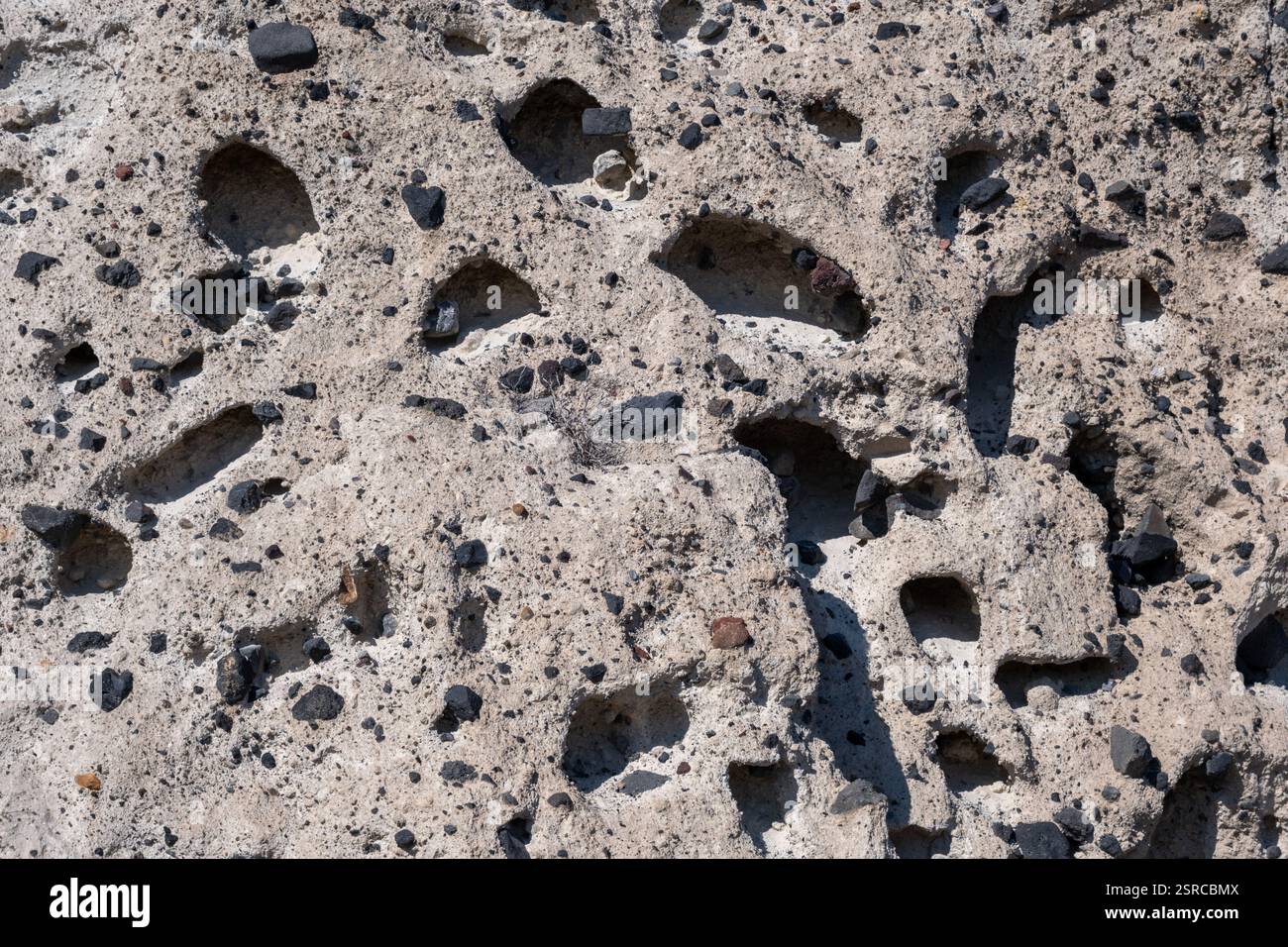 Nahaufnahme von vesikulärem Basalt in Santorin, Griechenland Stockfoto